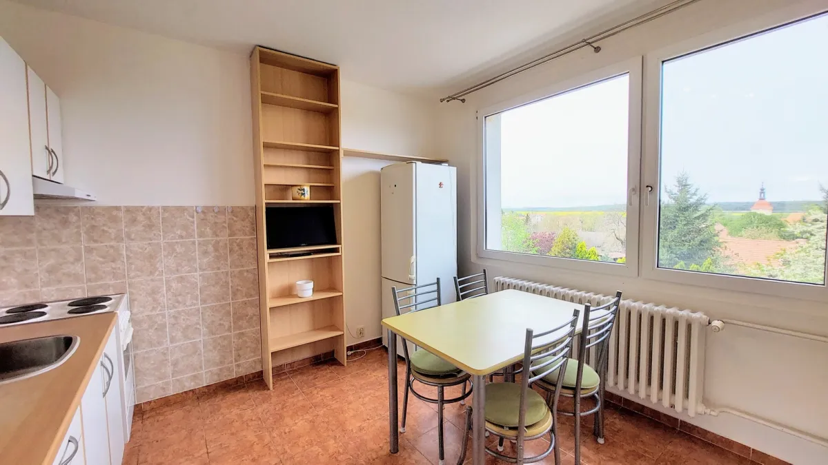 Pronájem pěkného 2+1 s komorou, zahradou, půdou, sklepem a parkovacím stáním v Bratronicích — Bratronice