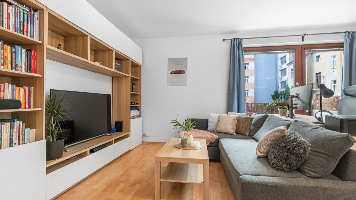 Luxusní bydlení v srdci Holešovic: Designový byt 2+KK se dvěma balkony a garáží — Praha 7 – Holešovice