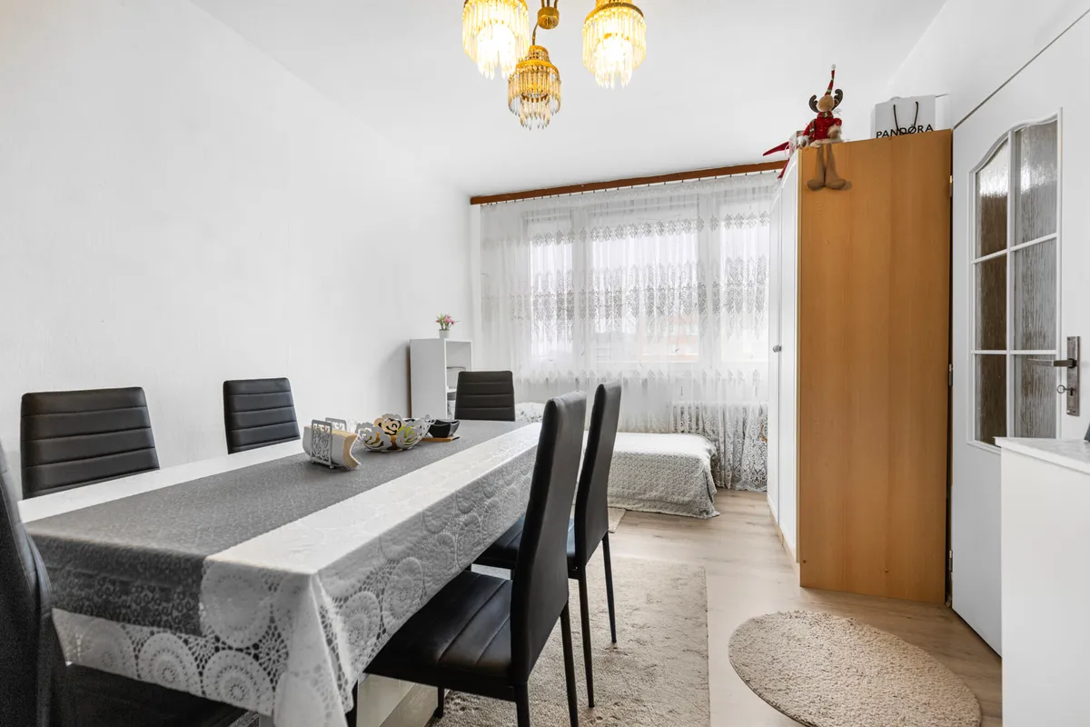Prodej bytu 3+1 s velkou zasklenou lodžií s krásným výhledem a sklepem — Praha 10 – Strašnice