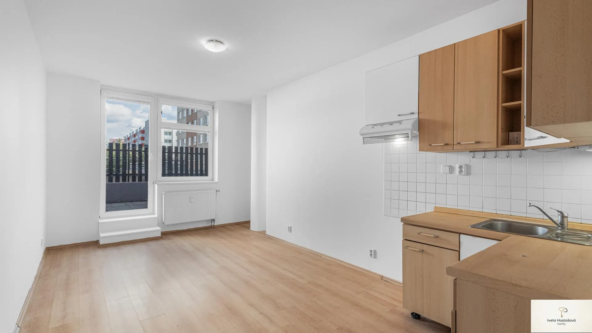 Prodej světlého bytu 2+kk (45 m²) s terasou (14 m²) — Praha